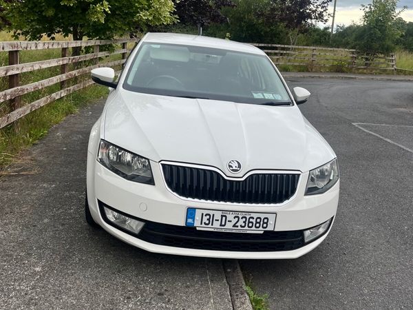 Skoda Octavia Saloon, Diesel, 2013, White