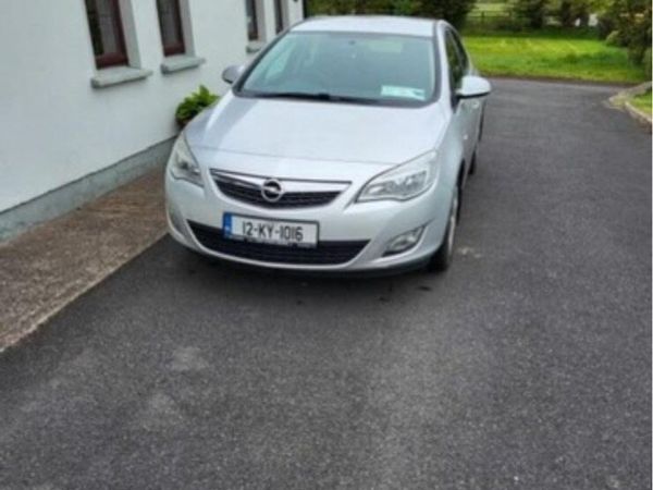 Opel Astra Hatchback, Petrol, 2012, Silver