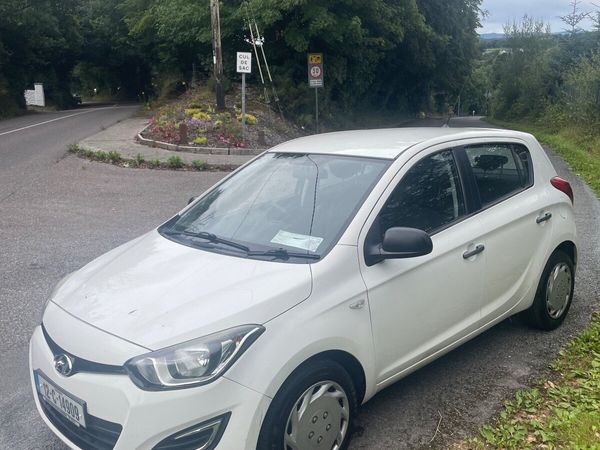 Hyundai i20 Hatchback, Petrol, 2012, White