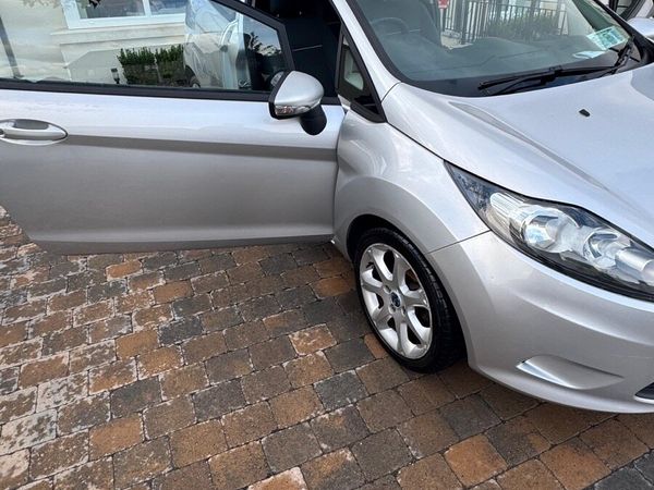 Ford Fiesta Hatchback, Petrol, 2012, Silver