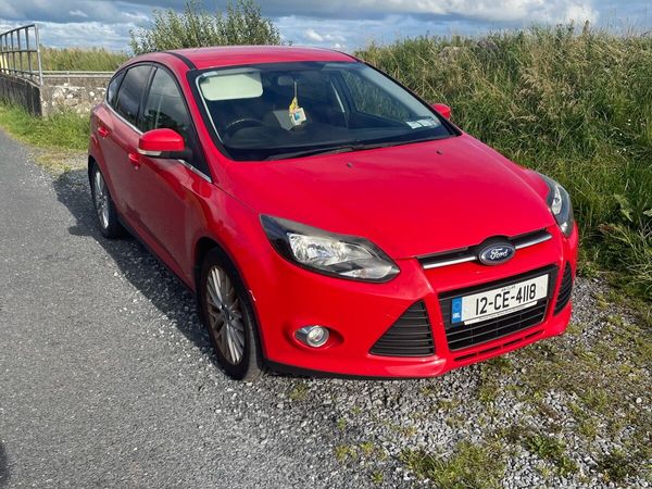 Ford Focus Hatchback, Petrol, 2012, Red