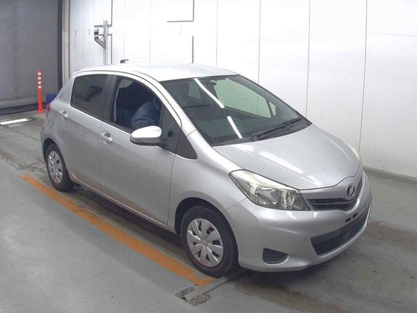 Toyota Yaris Hatchback, Petrol, 2014, Silver