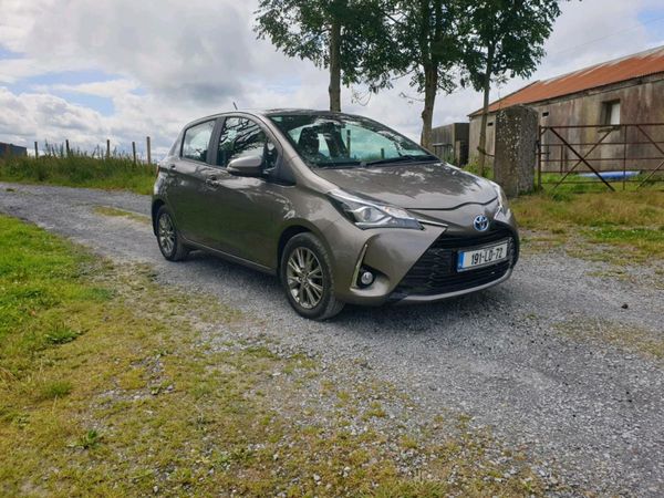 Toyota Yaris MPV, Petrol Hybrid, 2019, Grey