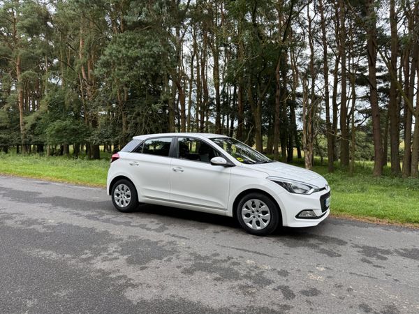 Hyundai i20 Hatchback, Petrol, 2016, White