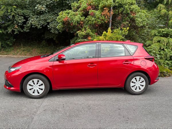 Toyota Auris MPV, Petrol, 2015, Red
