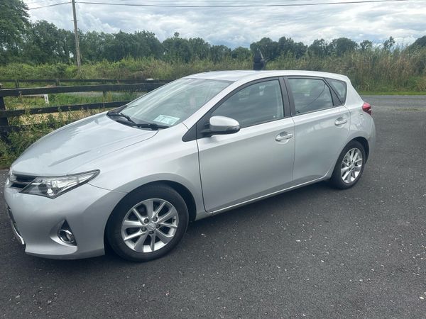 Toyota Auris Hatchback, Diesel, 2014, Silver