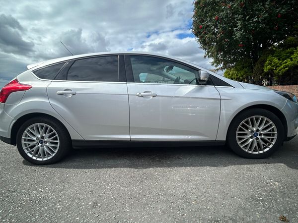 Ford Focus Hatchback, Petrol, 2011, Silver