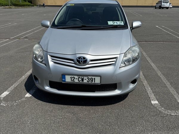 Toyota Auris Hatchback, Diesel, 2012, Silver