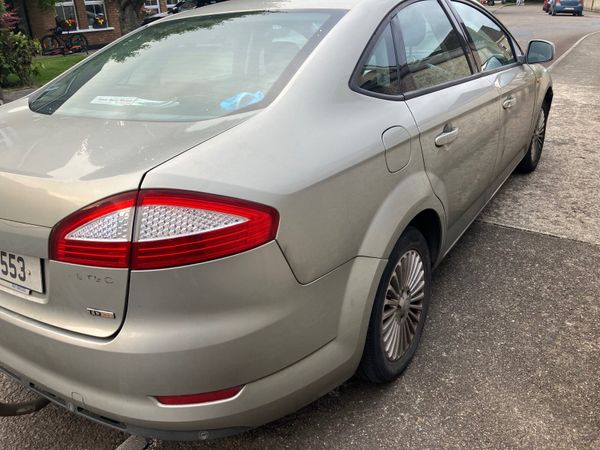Ford Mondeo Saloon, Diesel, 2010, Gold