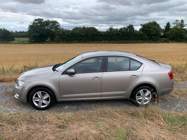 Skoda Octavia Saloon, Diesel, 2015, Beige