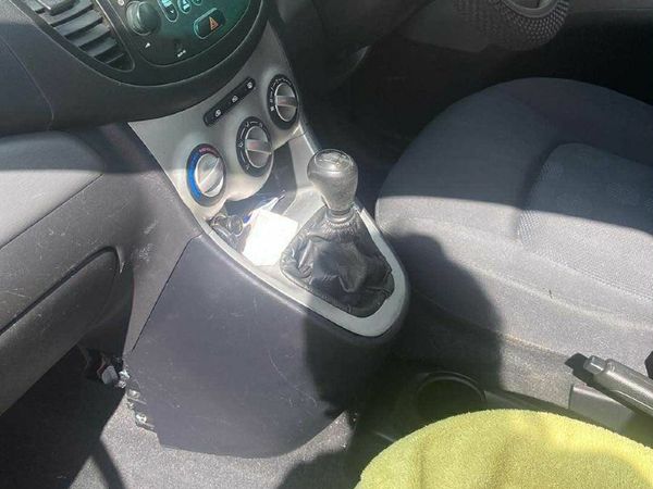Hyundai i10 Hatchback, Petrol, 2009, Gold