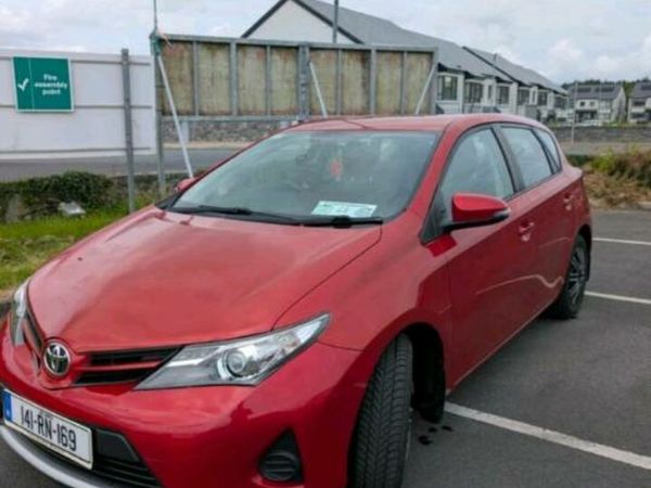 Toyota Auris MPV, Petrol, 2014, Red