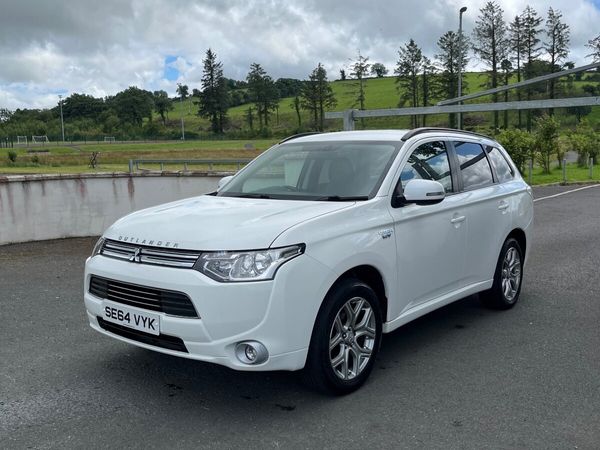 Mitsubishi Outlander SUV, Petrol Hybrid, 2015, White