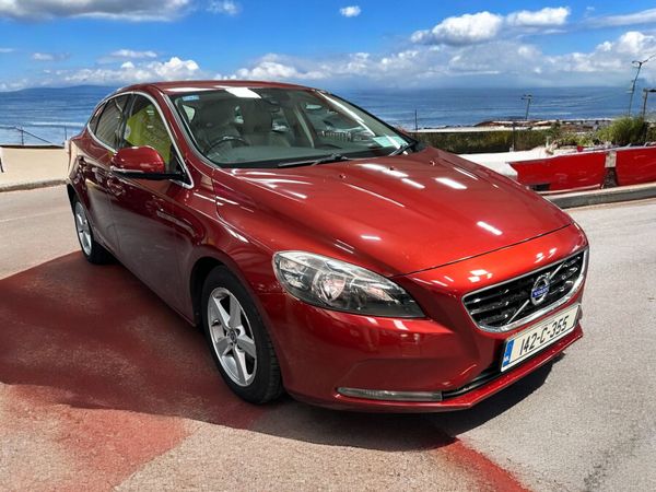 Volvo V40 Hatchback, Diesel, 2014, Red