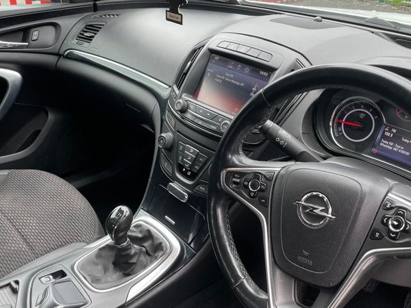 Opel Insignia Hatchback, Diesel, 2014, White
