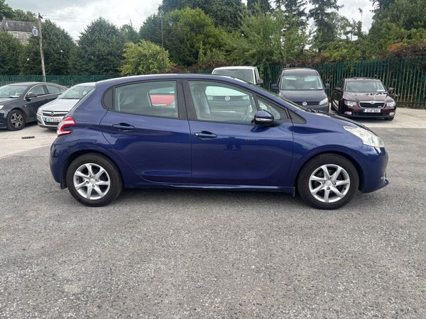 Peugeot 208 Hatchback, Diesel, 2013, Blue