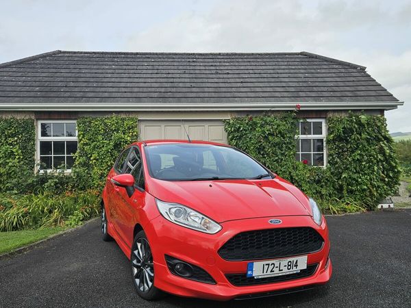 Ford Fiesta Hatchback, Petrol, 2017, Red