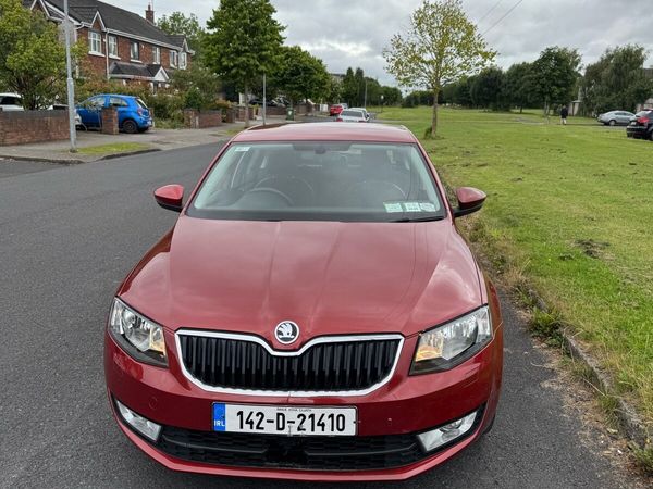 Skoda Octavia Hatchback, Petrol, 2014, Red
