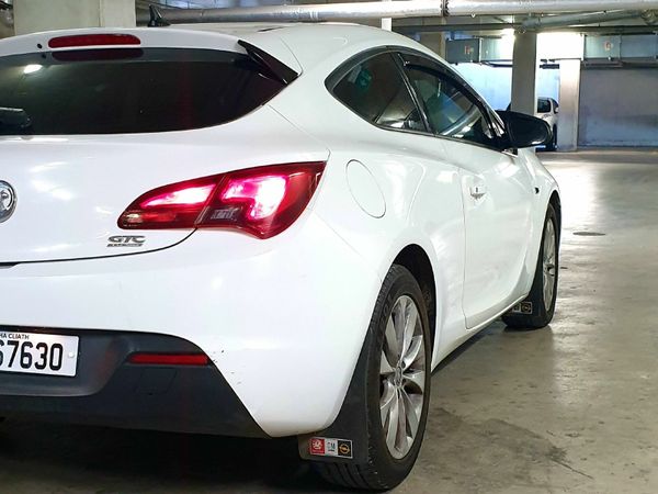 Vauxhall Astra Hatchback, Petrol, 2012, White