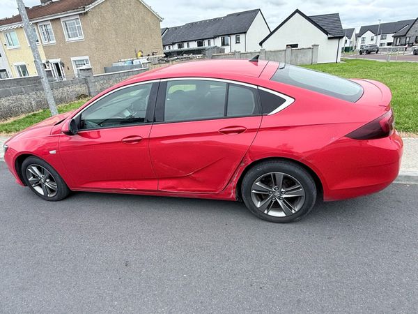 Opel Insignia Hatchback, Diesel, 2021, Red