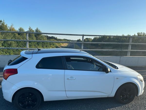 Kia Ceed Hatchback, Petrol, 2010, White