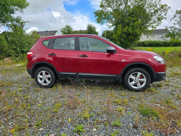 Nissan Qashqai Estate/Jeep, Diesel, 2012, Red