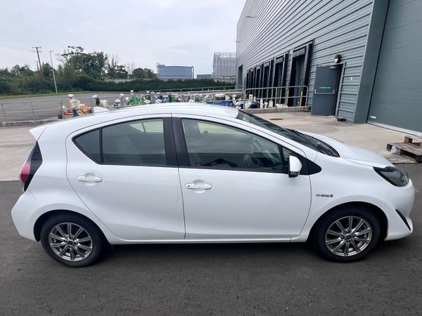 Toyota Aqua Hatchback, Petrol Hybrid, 2017, White