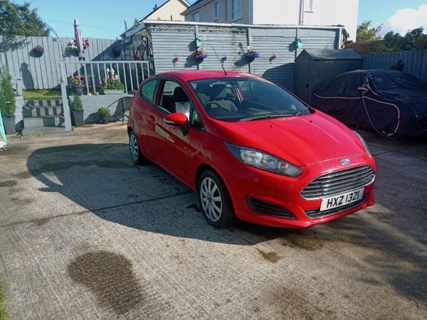 Ford Fiesta Hatchback, Petrol, 2015, Red