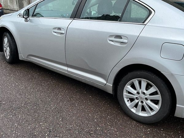 Toyota Avensis Saloon, Diesel, 2010, Silver