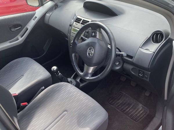 Toyota Yaris Hatchback, Petrol, 2009, Silver
