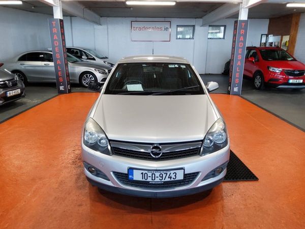 Opel Astra Hatchback, Petrol, 2010, Silver