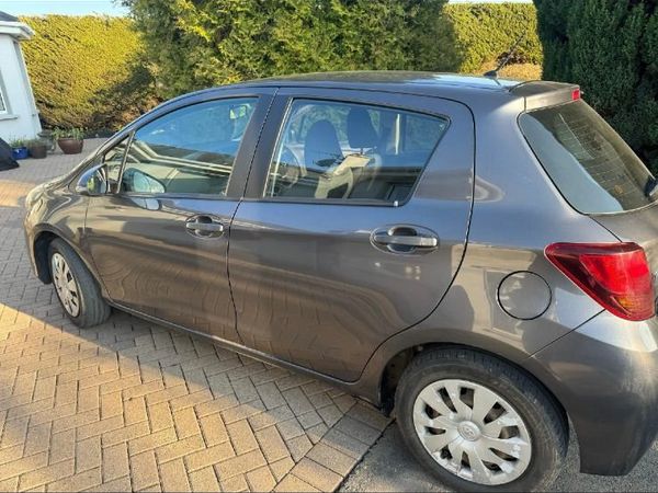 Toyota Yaris Hatchback, Petrol, 2015, Grey
