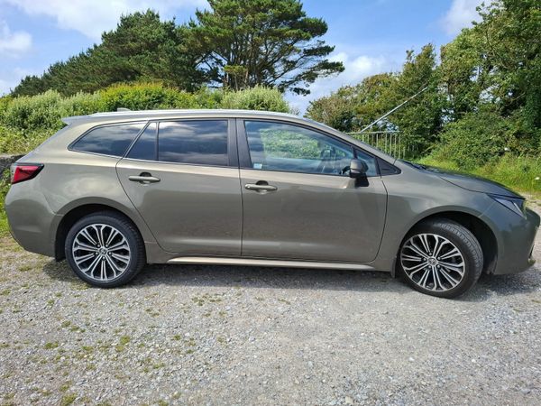 Toyota Corolla Estate/Jeep, Petrol Hybrid, 2022, Green