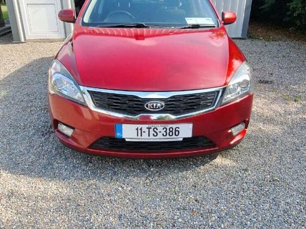 Kia Ceed MPV, Diesel, 2011, Red