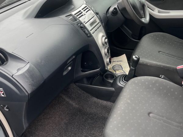 Toyota Yaris Hatchback, Petrol, 2006, Silver