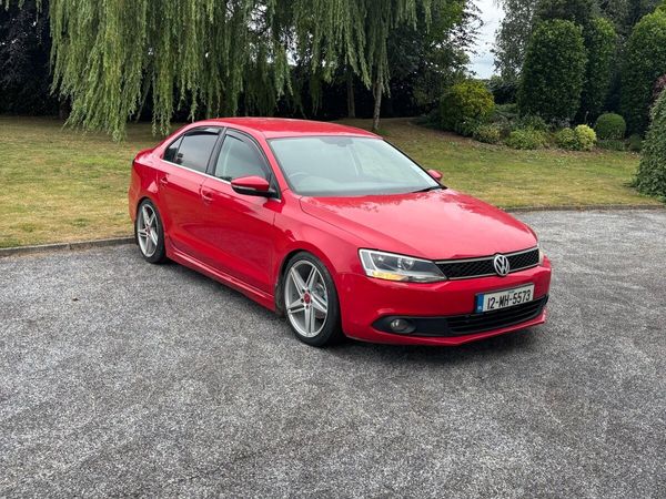 Volkswagen Jetta Saloon, Diesel, 2012, Red