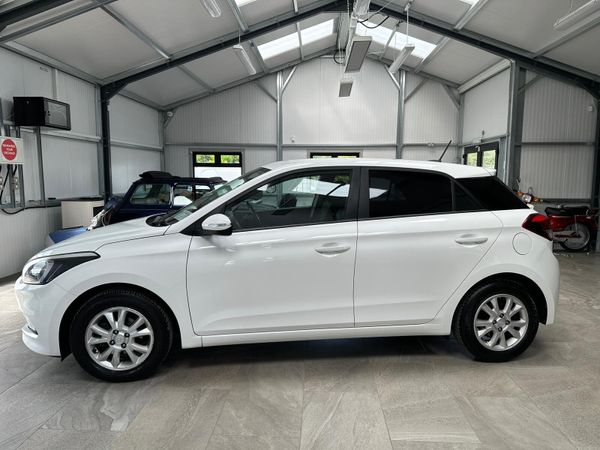 Hyundai i20 Hatchback, Petrol, 2017, White