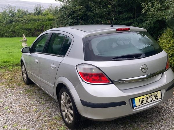 Opel Astra Hatchback, Petrol, 2006, Silver