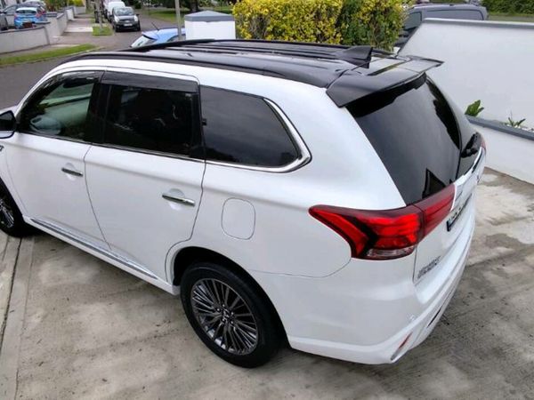 Mitsubishi Outlander SUV, Petrol Plug-in Hybrid, 2019, White