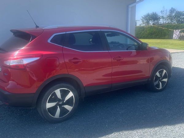 Nissan Qashqai Hatchback, Diesel, 2015, Red
