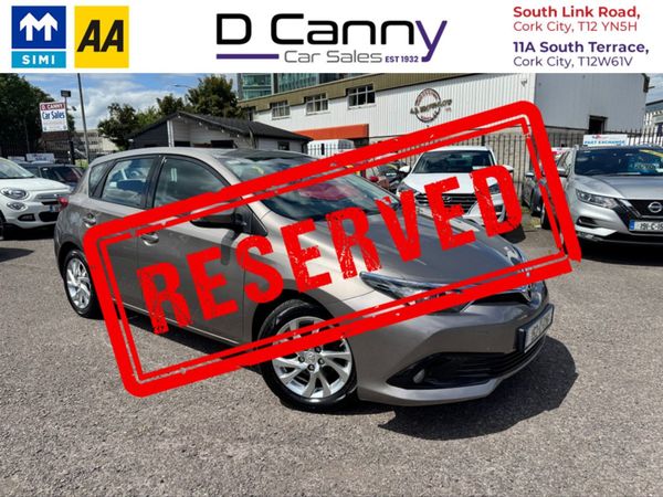 Toyota Auris Hatchback, Petrol, 2015, Gold