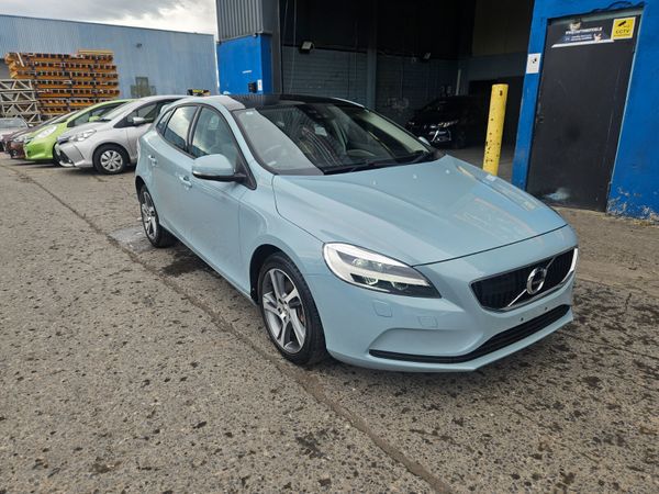 Volvo V40 Hatchback, Petrol, 2017, Blue