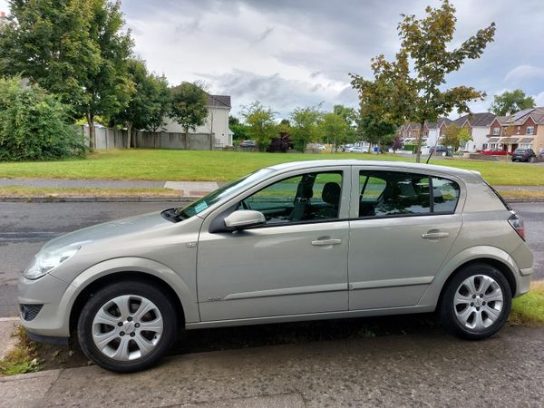 Opel Astra Hatchback, Petrol, 2009, Yellow
