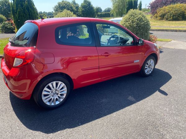 Renault Clio Hatchback, Petrol, 2012, Red