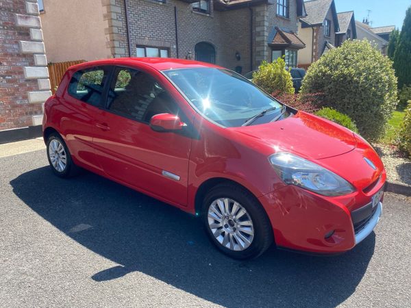Renault Clio Hatchback, Petrol, 2012, Red