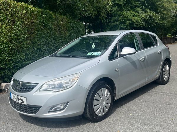 Opel Astra Hatchback, Petrol, 2013, Silver