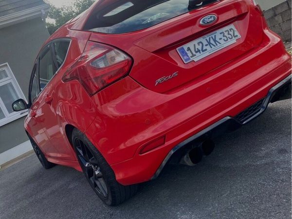 Ford Focus Hatchback, Diesel, 2014, Red