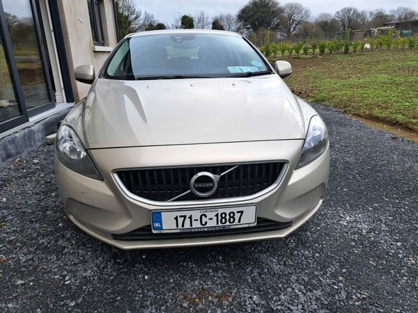 Volvo V40 Hatchback, Diesel, 2017, Brown