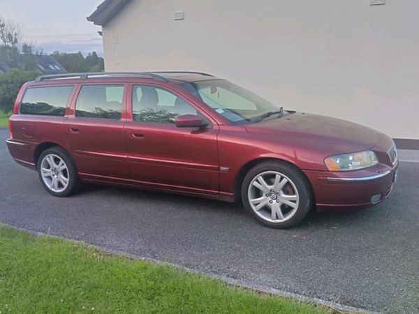 Volvo V70 Estate, Petrol, 2005, Red