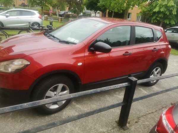 Nissan Qashqai Hatchback, Diesel, 2012, Red